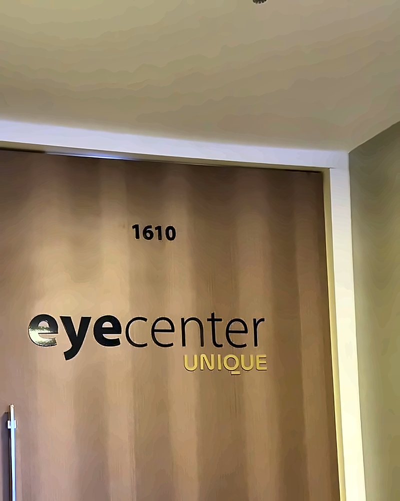 Porta da EyeCenter Unique, sala 1.610, no Leblon